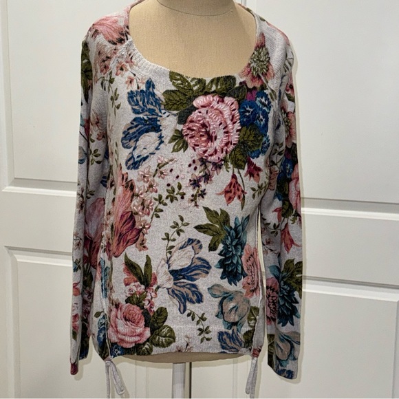 Angel of the North Winter Bouquet Sweater - Picture 9 of 13